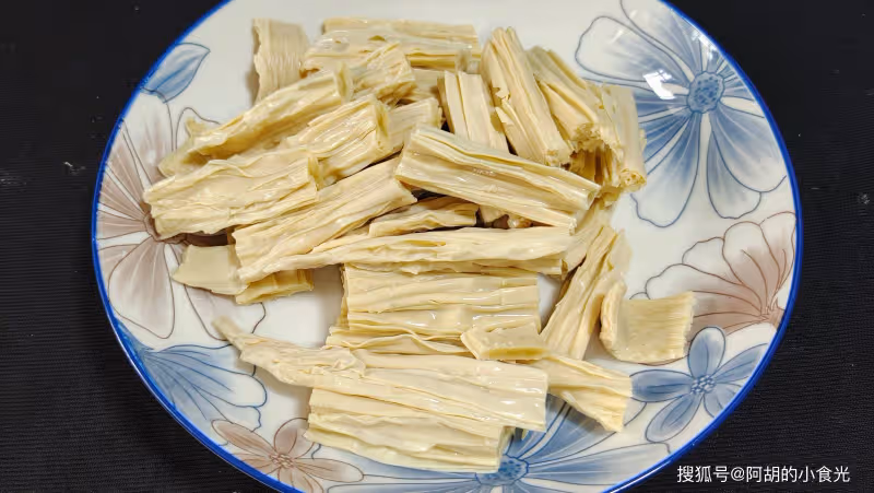 腐竹和它完美結合!意想不到的美味,5分鐘炒一盤,高鈣高蛋白,還是道下飯菜