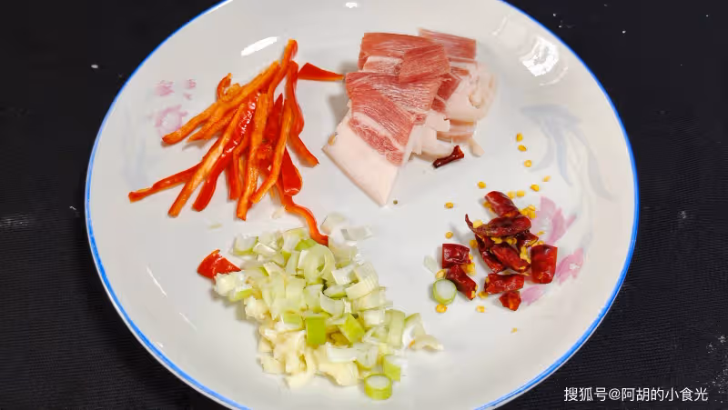 腐竹和它完美結合!意想不到的美味,5分鐘炒一盤,高鈣高蛋白,還是道下飯菜