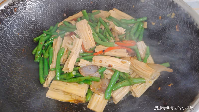 腐竹和它完美結合!意想不到的美味,5分鐘炒一盤,高鈣高蛋白,還是道下飯菜