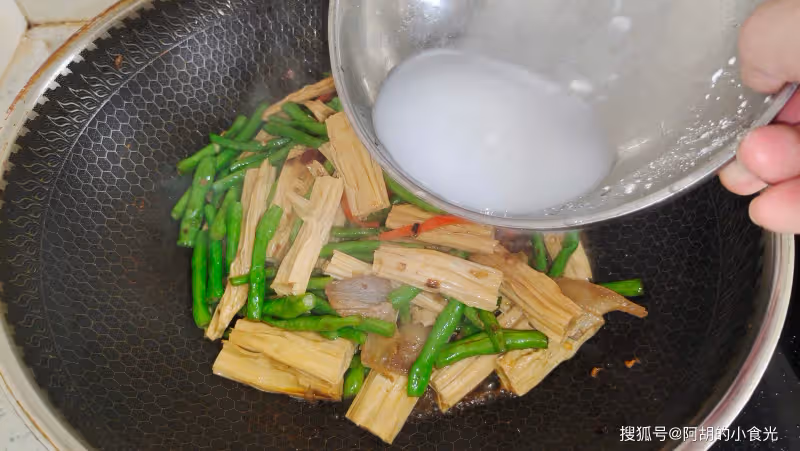 腐竹和它完美結合!意想不到的美味,5分鐘炒一盤,高鈣高蛋白,還是道下飯菜