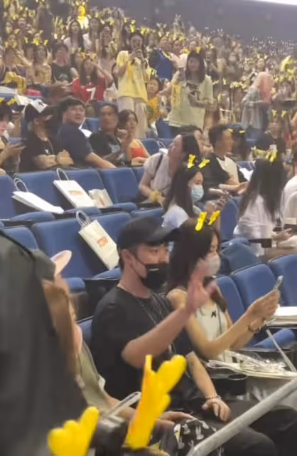 陳赫帶張子萱看鹿晗演唱會，夫妻熱聊甜秀恩愛，陳赫鹿晗搞笑互動