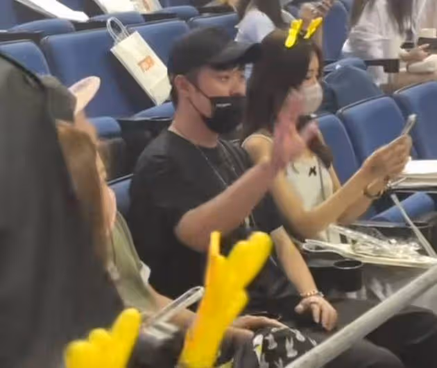 陳赫帶老婆看鹿晗演唱會,39歲張子萱保養得當,評論區卻遭到翻車