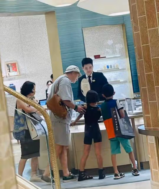吉傑帶兒子海南度假,身材發福模樣大變,近照被指越來越「姨」化