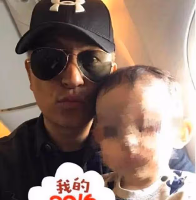 吉傑帶兒子海南度假,身材發福模樣大變,近照被指越來越「姨」化
