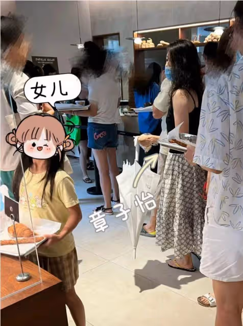 章子怡帶女兒游泳被偶遇,7歲醒醒又長高不少,耐心排隊接地氣