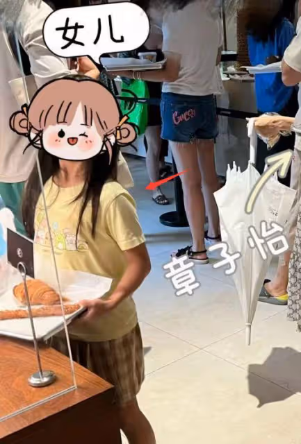 章子怡帶女兒游泳被偶遇,7歲醒醒又長高不少,耐心排隊接地氣
