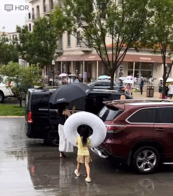 章子怡帶女兒游泳被偶遇,7歲醒醒又長高不少,耐心排隊接地氣
