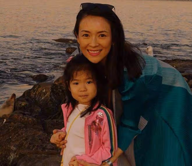 章子怡帶女兒游泳被偶遇,7歲醒醒又長高不少,耐心排隊接地氣