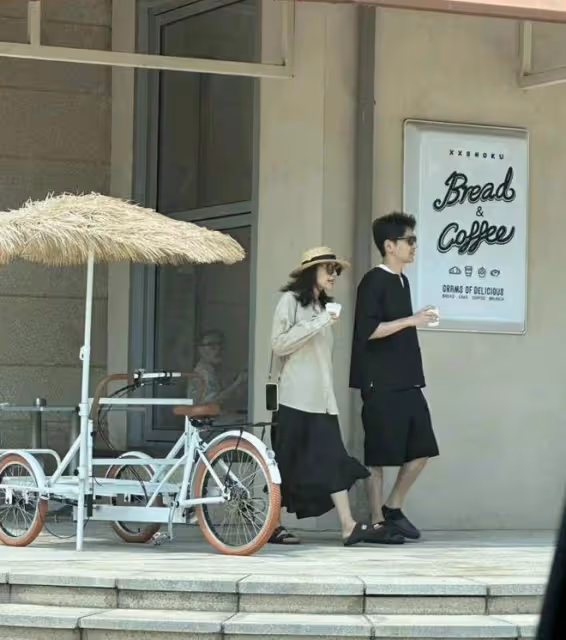 章子怡帶女兒游泳被偶遇,7歲醒醒又長高不少,耐心排隊接地氣