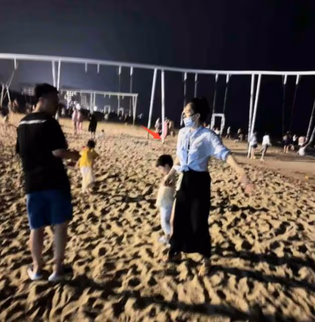 章子怡帶女兒游泳被偶遇,7歲醒醒又長高不少,耐心排隊接地氣