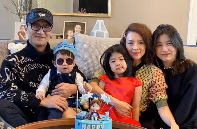 章子怡帶女兒游泳被偶遇,7歲醒醒又長高不少,耐心排隊接地氣