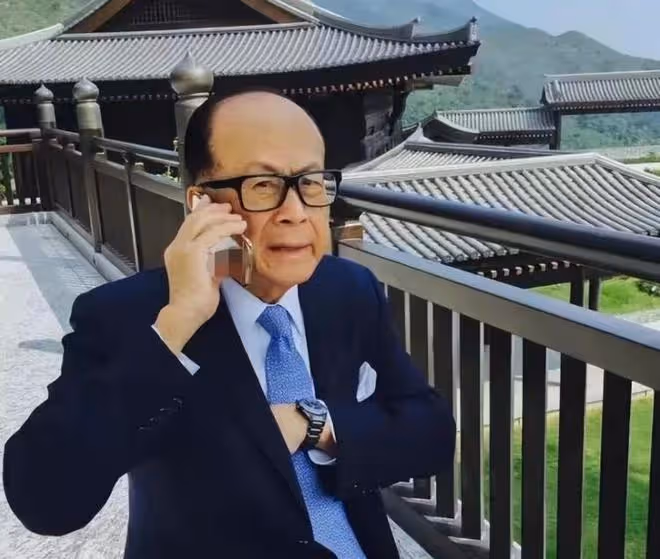 96歲李嘉誠過大壽,連續50年滴酒不沾,現今資產已經超萬億!