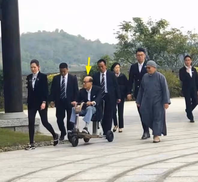 96歲李嘉誠過大壽,連續50年滴酒不沾,現今資產已經超萬億!