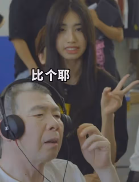 徐帆母女探班馮小剛,給老公按摩還被嫌棄,17歲養女笑容尷尬!