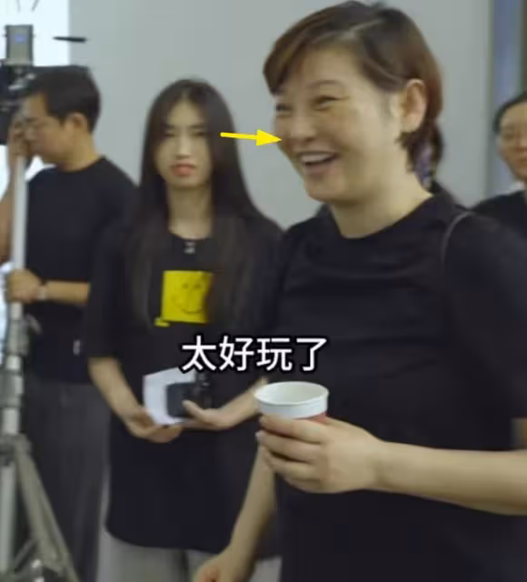 徐帆母女探班馮小剛,給老公按摩還被嫌棄,17歲養女笑容尷尬!