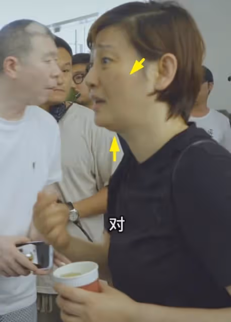 徐帆母女探班馮小剛,給老公按摩還被嫌棄,17歲養女笑容尷尬!