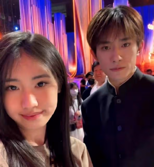 徐帆母女探班馮小剛,給老公按摩還被嫌棄,17歲養女笑容尷尬!