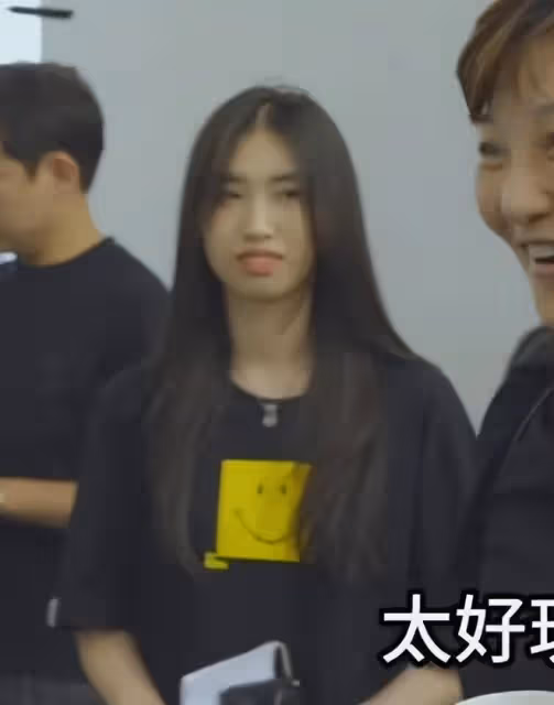 徐帆母女探班馮小剛,給老公按摩還被嫌棄,17歲養女笑容尷尬!