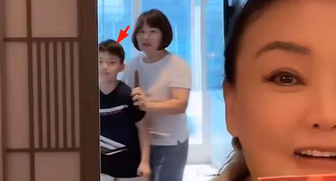 張蘭被大S警告!本人淡定逛街被偶遇,精氣神十足衣品不輸辣妹!