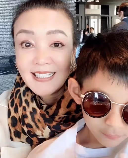 張蘭被大S警告!本人淡定逛街被偶遇,精氣神十足衣品不輸辣妹!