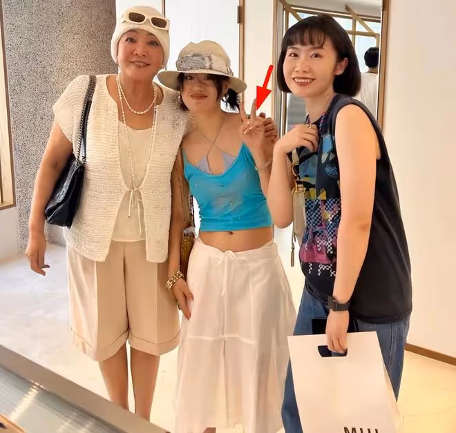 張蘭被大S警告!本人淡定逛街被偶遇,精氣神十足衣品不輸辣妹!