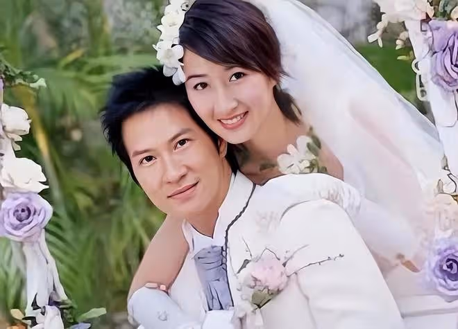 58歲張家輝被偶遇,發色張揚、一身皺巴巴,拮据生活疑曝光!