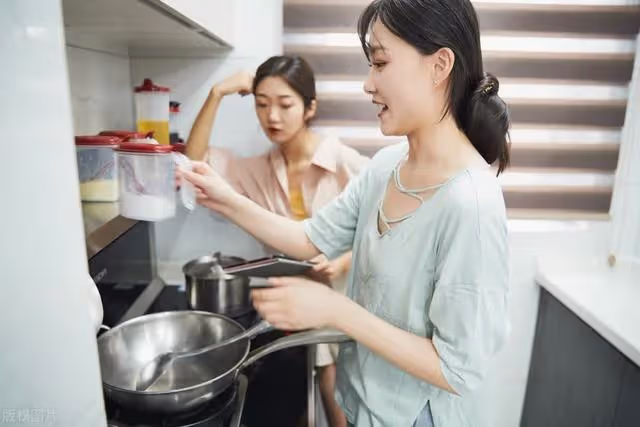 婆婆:住我家就該伺候我女兒;兒媳:你兒求我住的,我有房明天搬