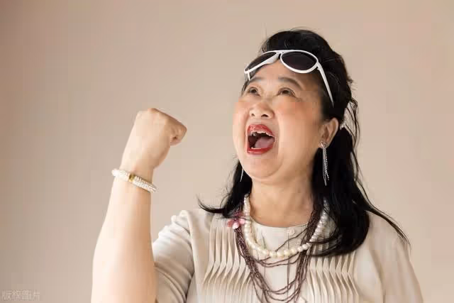 婆婆嫌小兒媳生丫頭財產給大兒媳,小兒媳有錢後婆婆要100萬買房