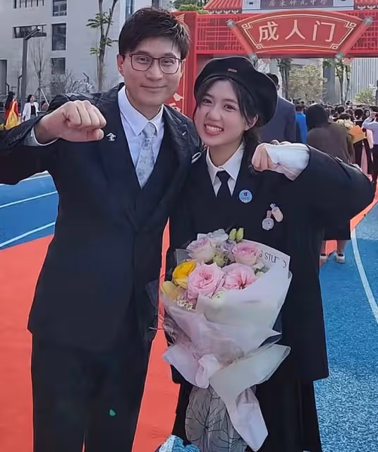 恭喜!廣東台一哥透露女兒被211名校錄取,18歲愛女甜美可愛像爸