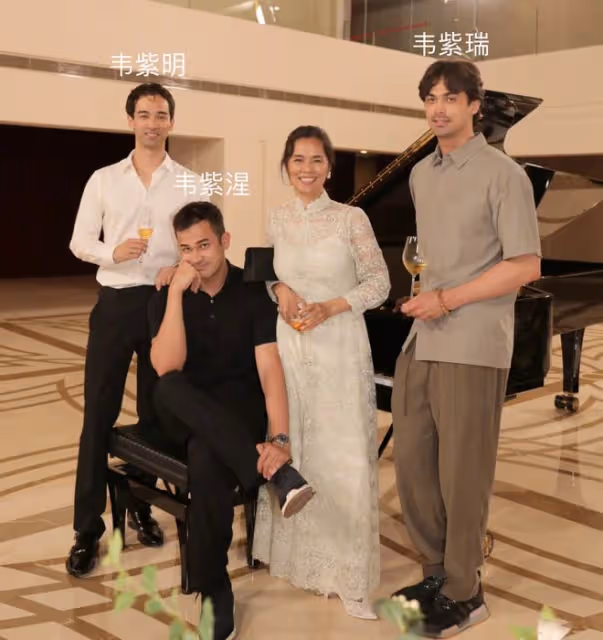 韋唯攜三子聽駐華大使音樂會，與張蘭十指相扣破次元壁，姜昆也在