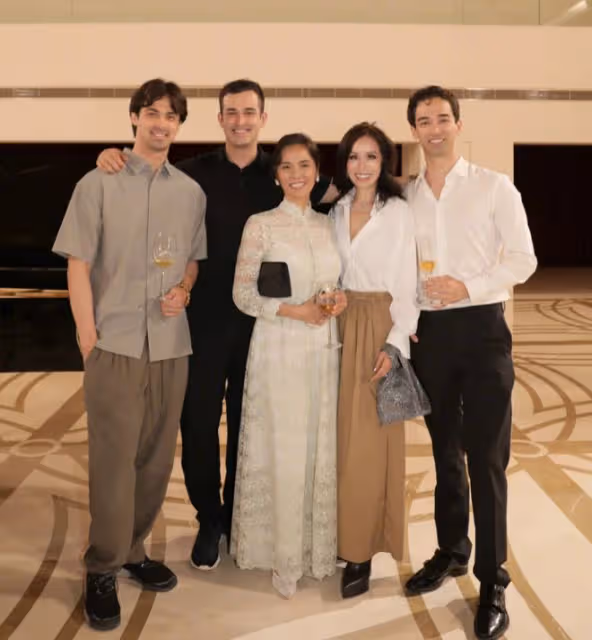 韋唯攜三子聽駐華大使音樂會，與張蘭十指相扣破次元壁，姜昆也在