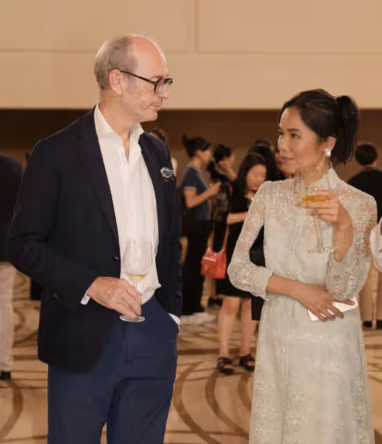 韋唯攜三子聽駐華大使音樂會，與張蘭十指相扣破次元壁，姜昆也在