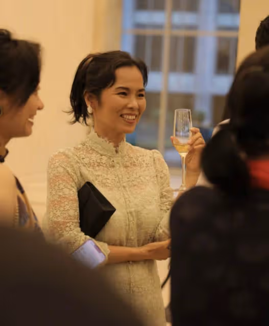 韋唯攜三子聽駐華大使音樂會，與張蘭十指相扣破次元壁，姜昆也在