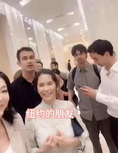 韋唯攜三子聽駐華大使音樂會，與張蘭十指相扣破次元壁，姜昆也在