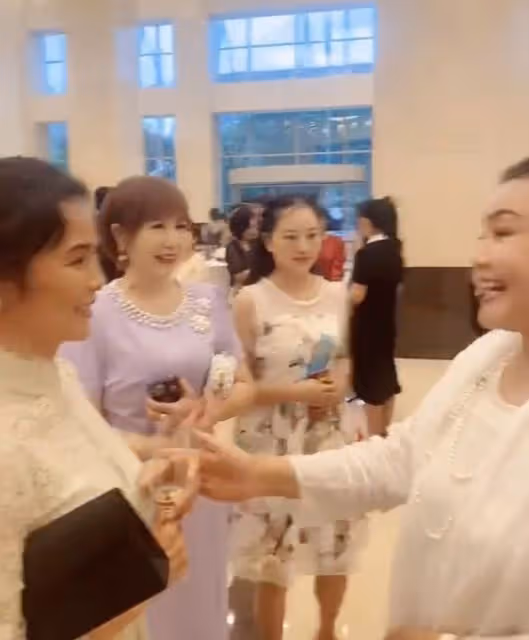 韋唯攜三子聽駐華大使音樂會，與張蘭十指相扣破次元壁，姜昆也在
