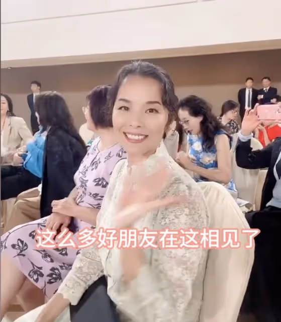 韋唯攜三子聽駐華大使音樂會，與張蘭十指相扣破次元壁，姜昆也在
