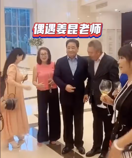 韋唯攜三子聽駐華大使音樂會，與張蘭十指相扣破次元壁，姜昆也在