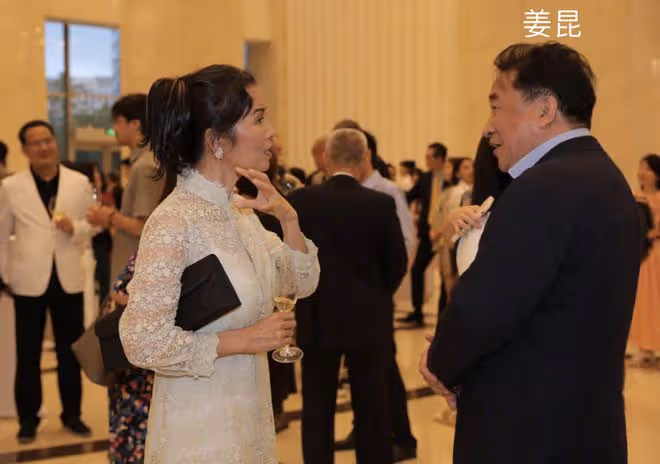 韋唯攜三子聽駐華大使音樂會，與張蘭十指相扣破次元壁，姜昆也在