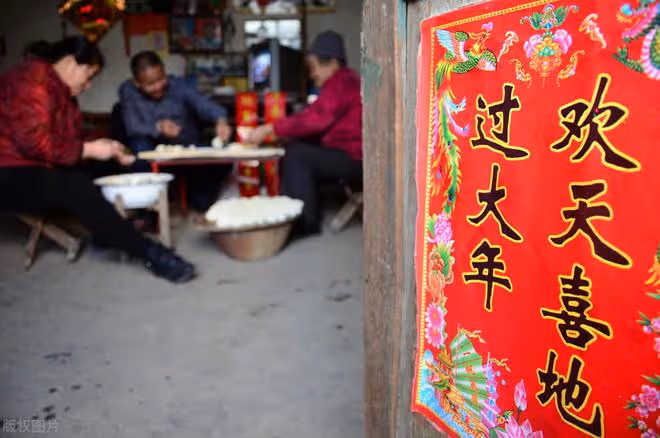 工友接沒老婆的光棍去過年,光棍:你們是司馬昭之心,我有姐姐哩