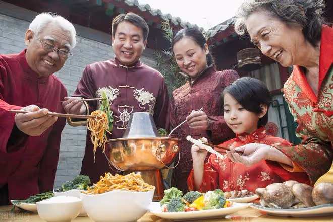 工友接沒老婆的光棍去過年,光棍:你們是司馬昭之心,我有姐姐哩