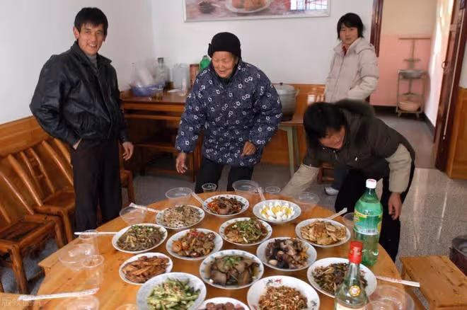 光棍過年在弟家吃住半個月只給侄兒打發一百塊錢,弟媳該有意見嗎