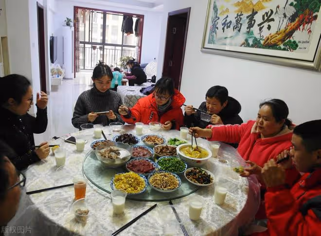 光棍過年在弟家吃住半個月只給侄兒打發一百塊錢,弟媳該有意見嗎