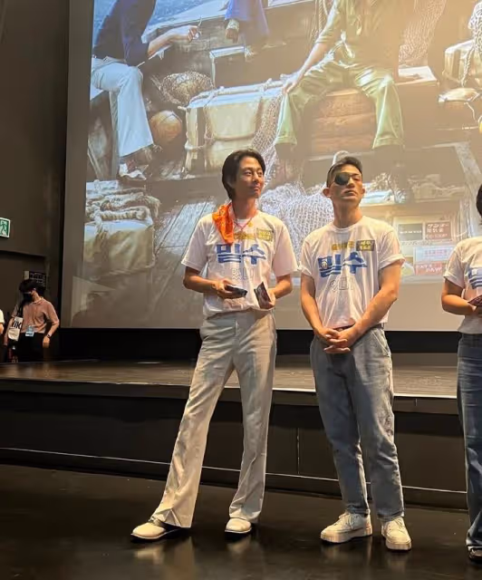趙寅成自掏腰包,租下電影院請看電影,劇中演員們親臨現場有驚喜