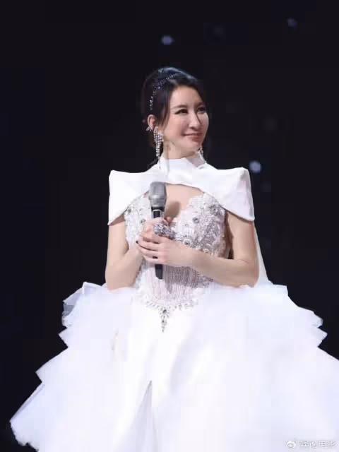 沉痛送別李玟!二姐首次露面回應禮服和遺產爭議,避談妹夫