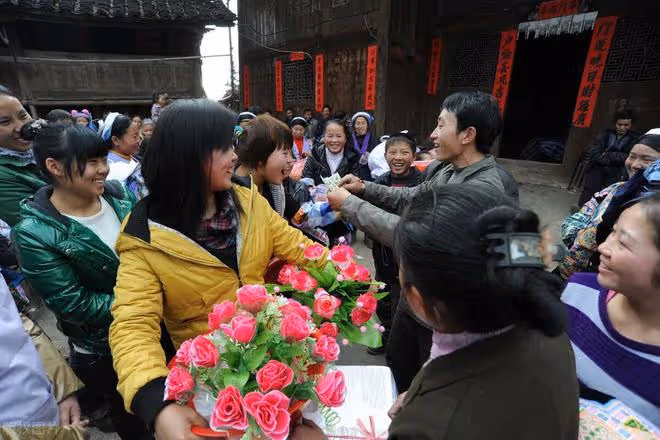 過去結婚一般找本村或鄰村人,現在多是遠娶遠嫁,一些親戚走斷了