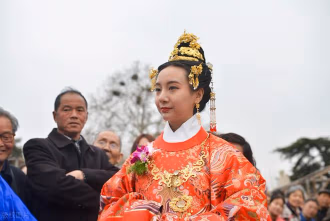 老漢為了好玩發徵婚啟事,家裡的錢快被掏空了,有些女人臉皮真厚