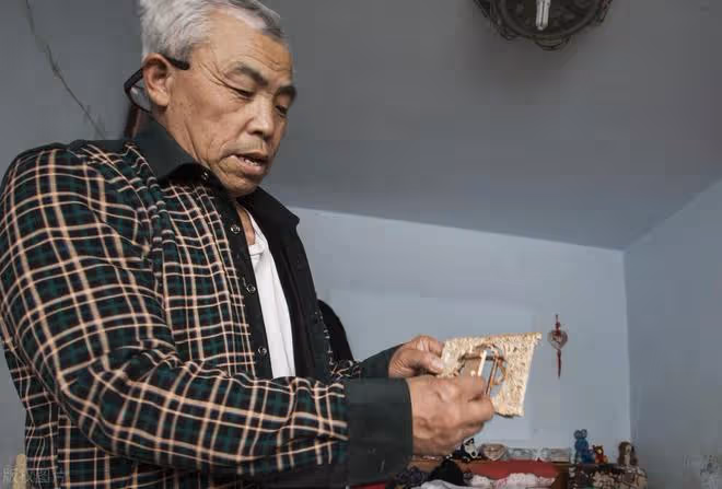 老漢為了好玩發徵婚啟事,家裡的錢快被掏空了,有些女人臉皮真厚