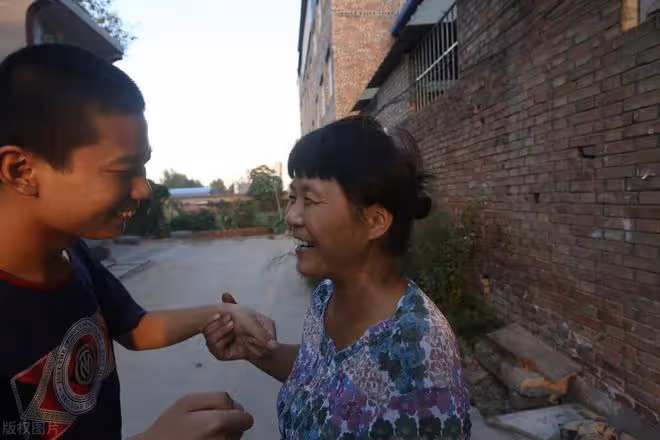 母親去世，兒子將繼父趕出家門流浪，兒媳將繼父接回，成了好勞力