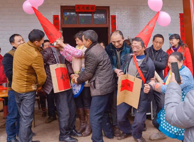 婚禮上公公的眼光總盯在兒媳身上，有人給其頭頂戴上「扒灰」帽