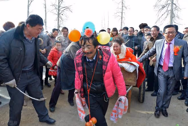 婚禮上公公的眼光總盯在兒媳身上，有人給其頭頂戴上「扒灰」帽